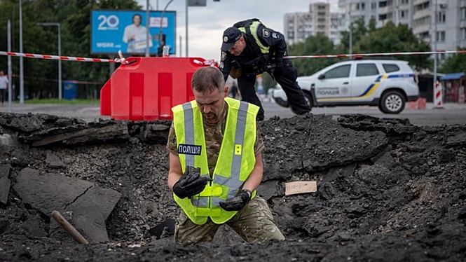 War in Ukraine: Kyiv hit by Russian ballistic missiles and drone swarm, 10 injured