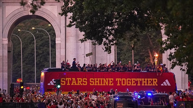Victorious Spanish team parade through Madrid after World Cup triumph