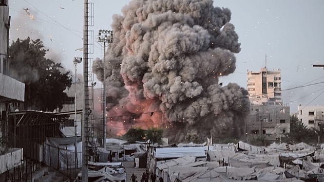 Gaza residents flee before Israeli strike hits mosque area