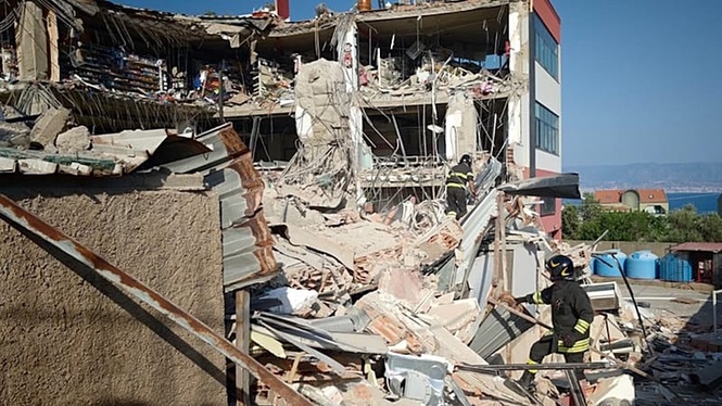 One dead, five missing after a building collapses in Italy