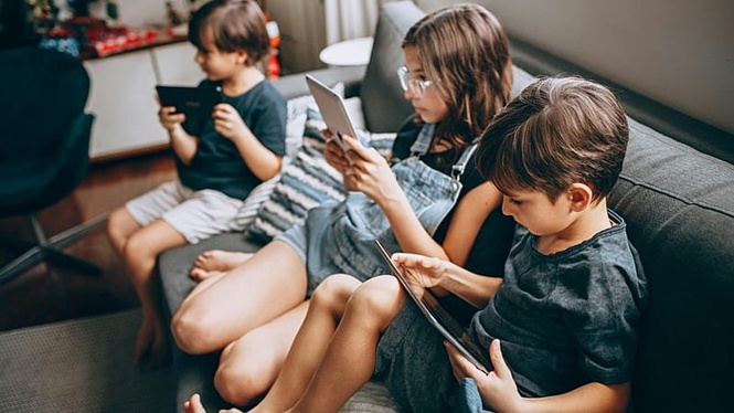 Younger children who use social media heavily get worse grades, study finds