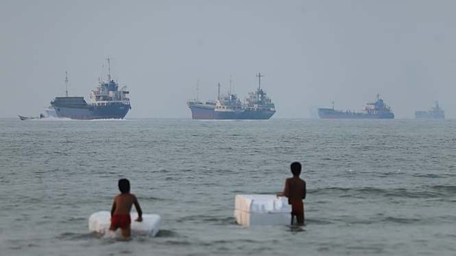 Trump says deal to open Strait of Hormuz could come by Wednesday or Iran will get 'hit very hard'