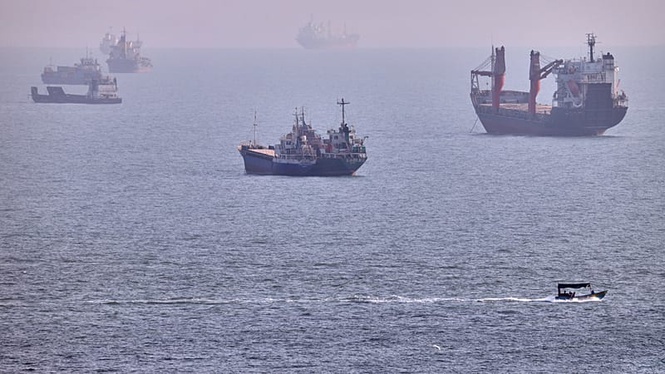 Qatar sees 'positive' signs in Iran-Oman talks on reopening Hormuz