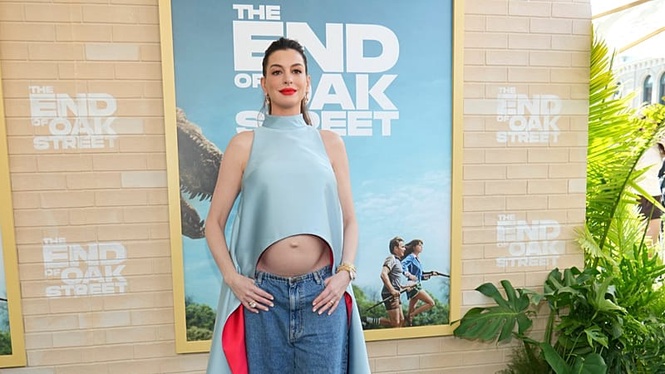 Why is the internet accusing Anne Hathaway of wearing a fake pregnancy belly?