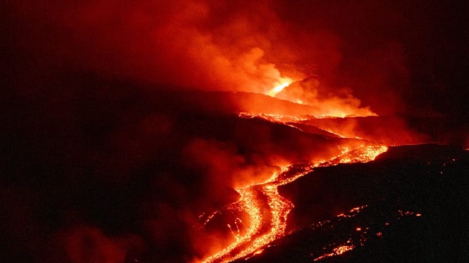 Tourists flock to Mount Etna to witness eruption despite safety warnings