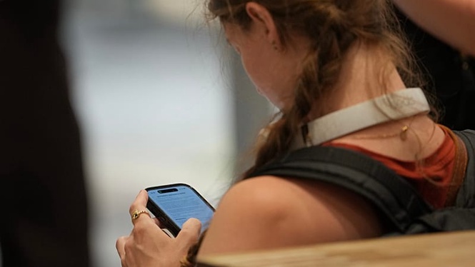 18-year-olds spend more and more time online, especially on social media