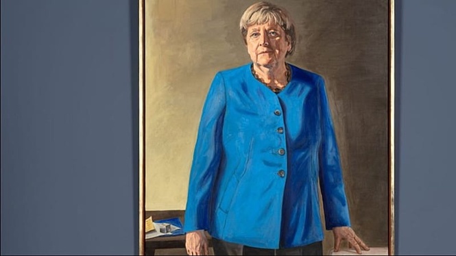Hundreds of nostalgic Germans flock to see Angela Merkel’s portrait