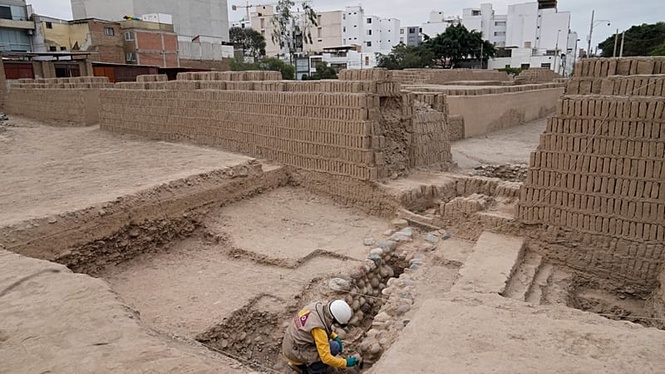 Archaeologists uncover human offering at ancient ceremonial site in Lima