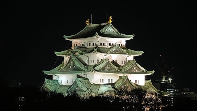 More than 1,000 volunteers pull historic castle back to its original site in Japan
