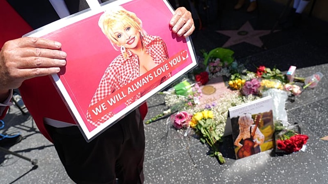 Flowers and memories: Fans pay tribute to Dolly Parton
