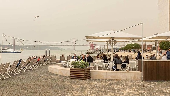 Vulnerable people are urged to stay at home as North African dust hits Portugal
