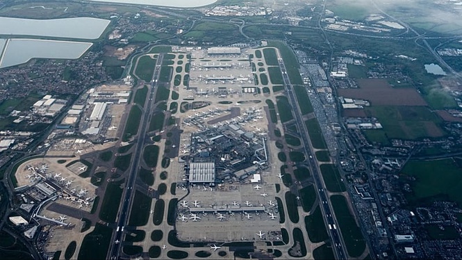 Technical glitch leads to more than 1,000 flight cancellations across UK