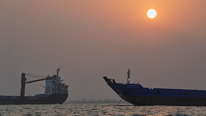 Oil surges past $100 a barrel again as US-Iran clashes intensify