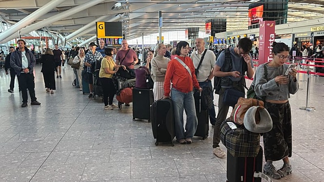 Passengers stranded as UK air traffic control outage disrupts flights