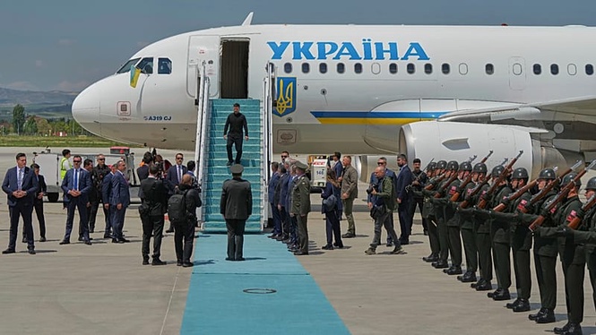 Timeline: How a Russian drone nearly hit Zelenskyy's plane in Moldova