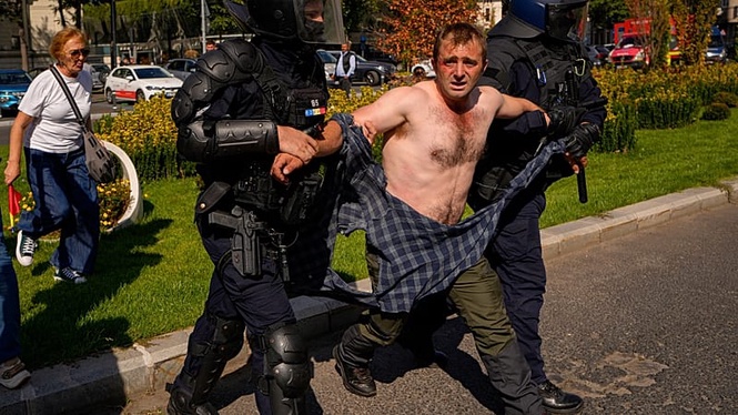 Romanian farmers clash with police in Bucharest over EU livestock ban