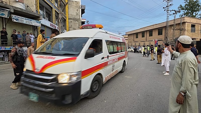 At least 11 dead following suicide bomb attack in northwestern Pakistan