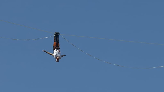 Estonian slackliner takes on 120-metre-high line above Seoul