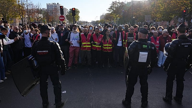 Paris police clash with protesters over school conditions