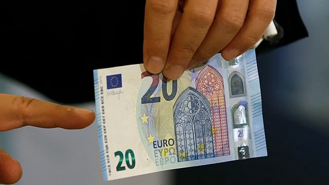 Record bets against the euro: how low could it fall amid France's fiscal crisis and Europe's energy shock?