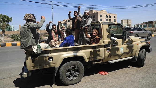 Houthis claim missile strikes on Riyadh airport as explosions heard in Saudi capital