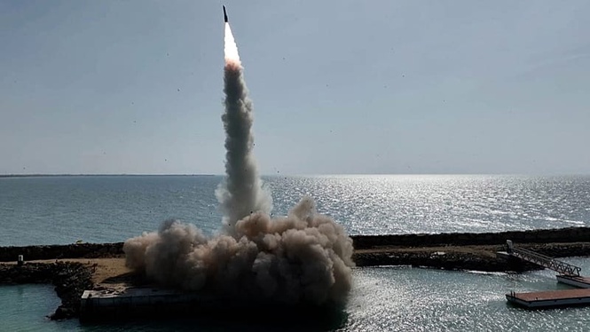 Iran strikes tankers outside Hormuz in signs of expanding campaign