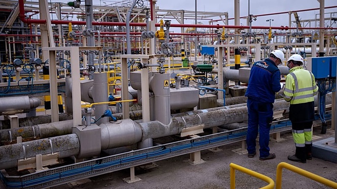 European gas price crosses €100 for first time since 2022 as EU warns of new crisis