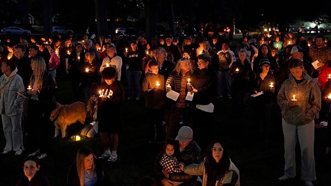 Candlelight vigil honours victims of Oregon school shooting