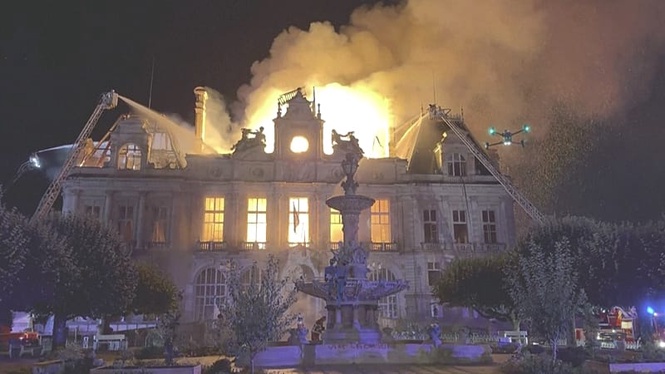 Spire collapses at historic Limoges town hall amid violent protests across France