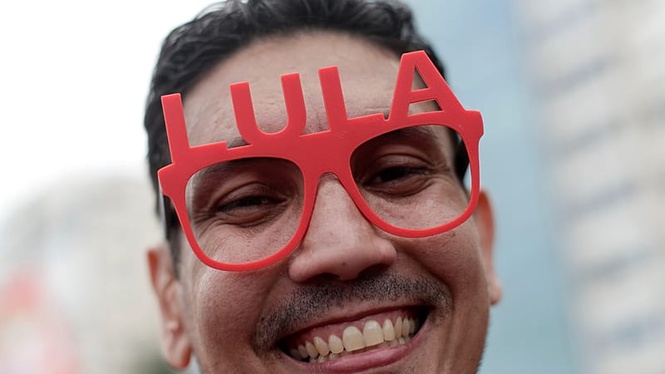 Lula supporters spell out his name in Rio waters before Brazil runoff