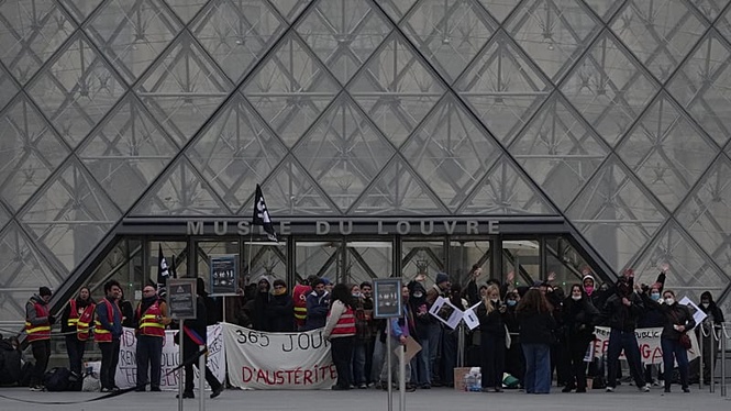 Protesters block entrances to Paris’s Louvre museum