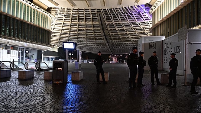 Police patrol Paris streets under overnight curfew