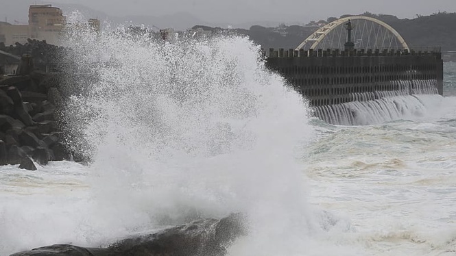 Taiwan: Deadly Typhoon Champi brings travel chaos and school closures