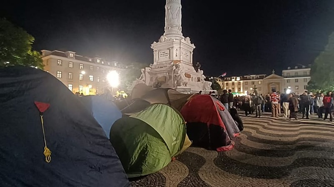 Demonstrators wounded as police break up Lisbon and Porto housing protest camps