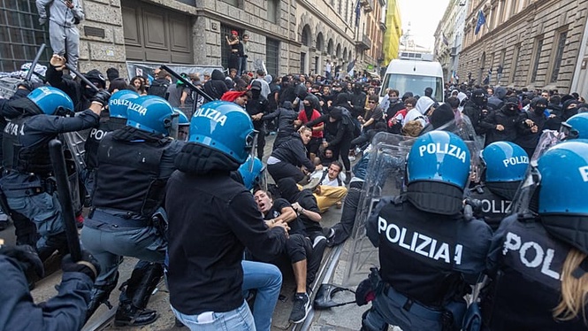 Knives, knuckledusters and a ‘Gucci robbery’: police discover chats linked to Milan riots
