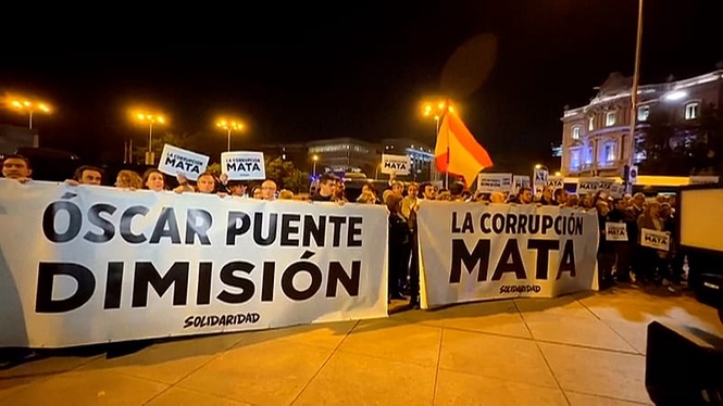 Spain: Madrid mourns train crash victims as rescuers work through the night