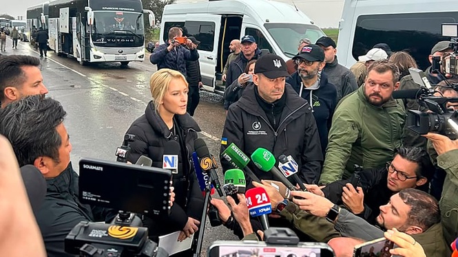 Ukraine holds its breath as humanitarian operation begins in Russian-occupied Oleshky