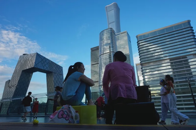 Image from: China's GDP Slump Forces Finance Workers to Live on $4 Takeout