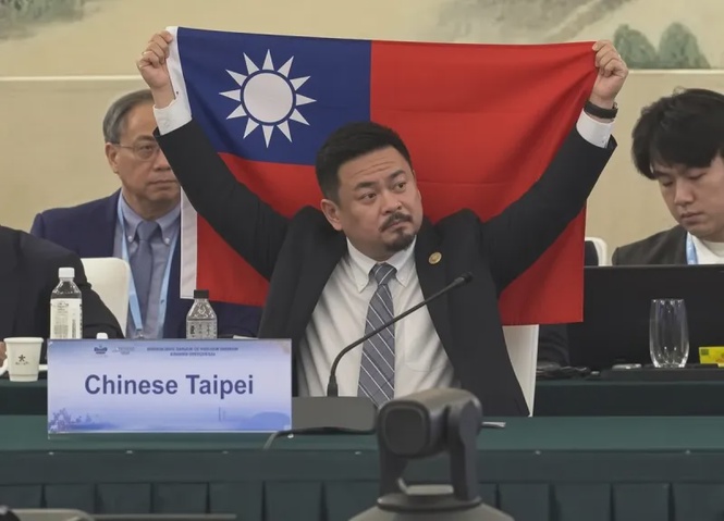 Image from: Taiwan Officials Debunk Fake Photo Claiming Labor Minister Waved ROC Flag At APEC