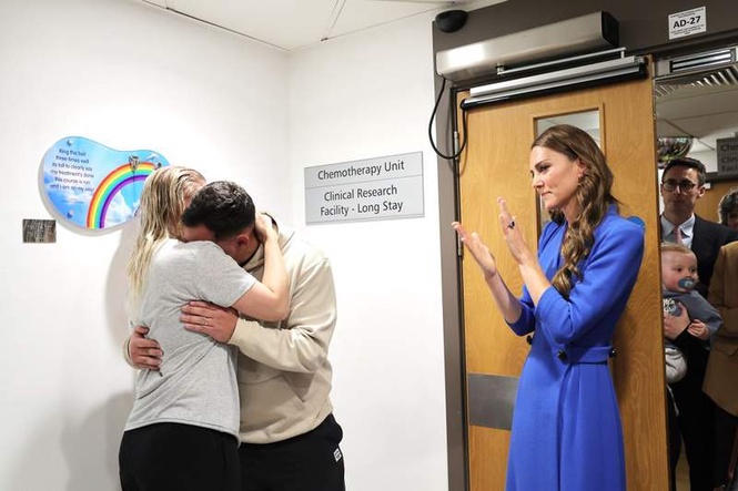 Image from: Princess of Wales applauds as cancer patient rings bell in emotional moment