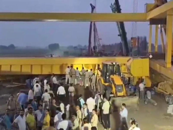 Image from: Three died, one injured as crane overturns during Jewar Airport flyover construction in Faridabad