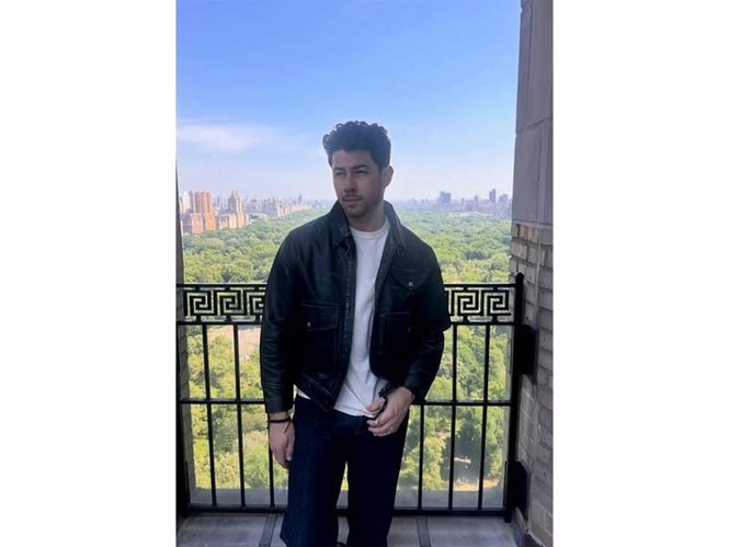 Image from: Nick Jonas reveals he once wore pair of Glen Powell's trousers