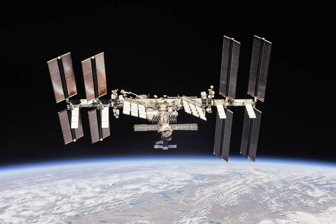 Image from: NASA orders five astronauts into Dragon capsule after ISS module leak