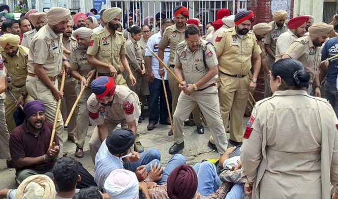 Image from: Police cane-charge apprentice linemen in Patiala