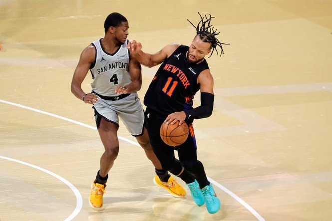 Image from: Rick Brunson snaps at De’Aaron Fox after intense moment with Jalen Brunson in Game 2