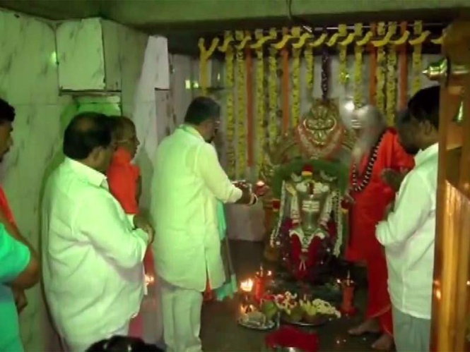 Image from: Karnataka CM DK Shivakumar offers prayers at Gavi Gangadhareshwara temple