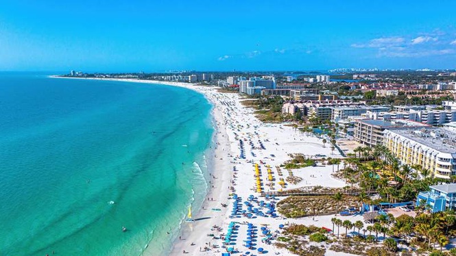 Image from: In the US, this beach in Florida with sand unlike anywhere else in the world has been voted one of the most beautiful in the world