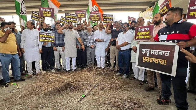 Image from: Protesting worker’s arrest, Cong ‘fails’ to unite cadres