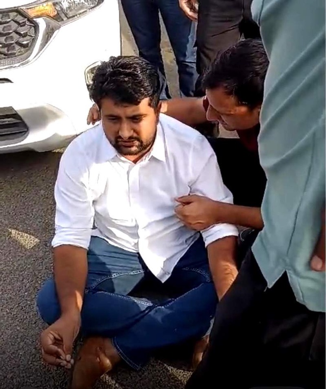 Image from: Rohtak Zila Parishad member detained en route to Delhi protest