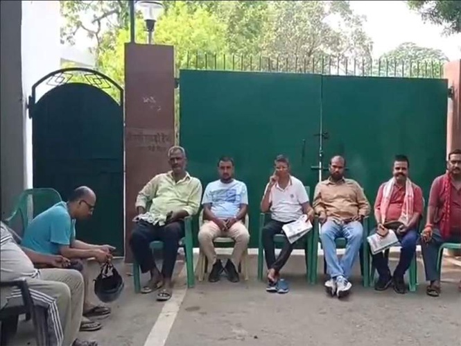 Image from: RJD workers guard Rabri Devi's residence amid security withdrawal row